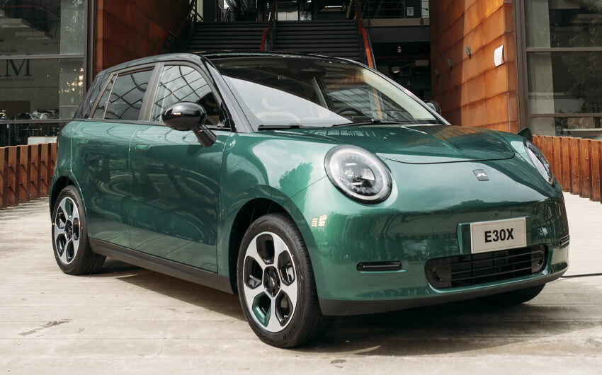 JAC E30X ya está en Colombia: un hatchback eléctrico asequible, con diseño juvenil y 400 km de autonomía