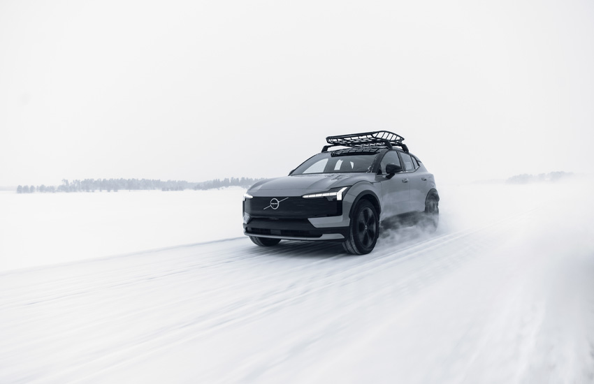 Volvo EX30 Cross Country rodando en al nieve